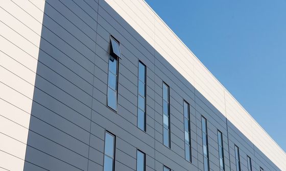 ロールアップドアと防火岩毛コーティングシステムを持つ産業用鉄筋構造倉庫