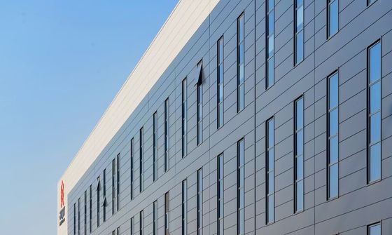 ロールアップドアと防火岩毛コーティングシステムを持つ産業用鉄筋構造倉庫