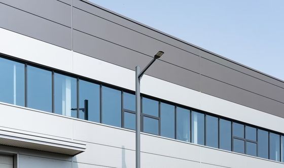 耐久性のある鋼鉄構造 サンドイッチパネルコーティングによる倉庫設計と製造ソリューション